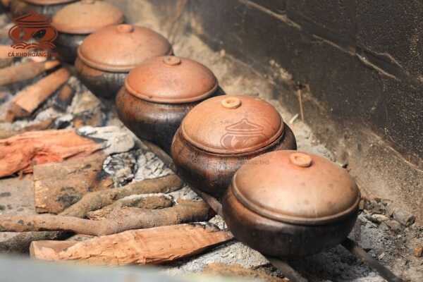 Kho 12 tiếng niêu đất